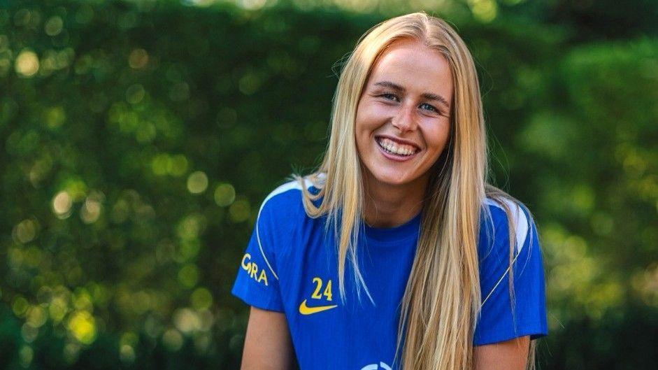 Hannah Hampton: Chelsea goalkeeper signs new contract